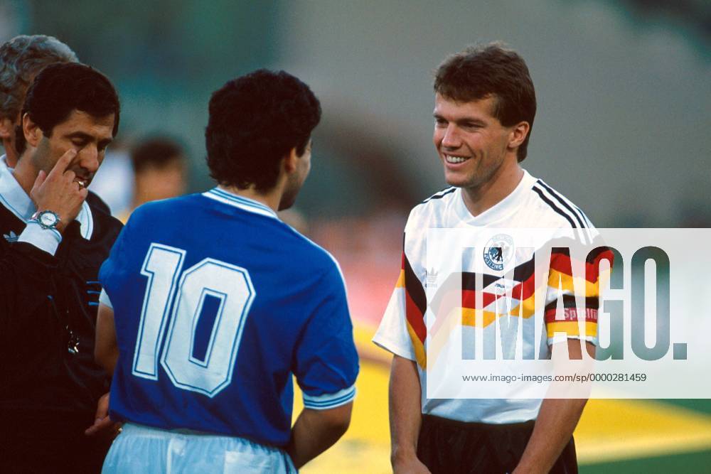 Lothar Matthäus (Deutschland, re.) und Diego Armando Maradona (Argentinien) mit Schiedsrichter Ernesto Codesal Mendez (Mexiko) Fußball WM Herren Weltmeisterschaft 1990, Finale, Länderspiel, Nationalmannschaft, Nationalteam, Nationaltrikot Gruppe Stadio Olimpico, Olympiastadion Rom Kameradschaft Freude,