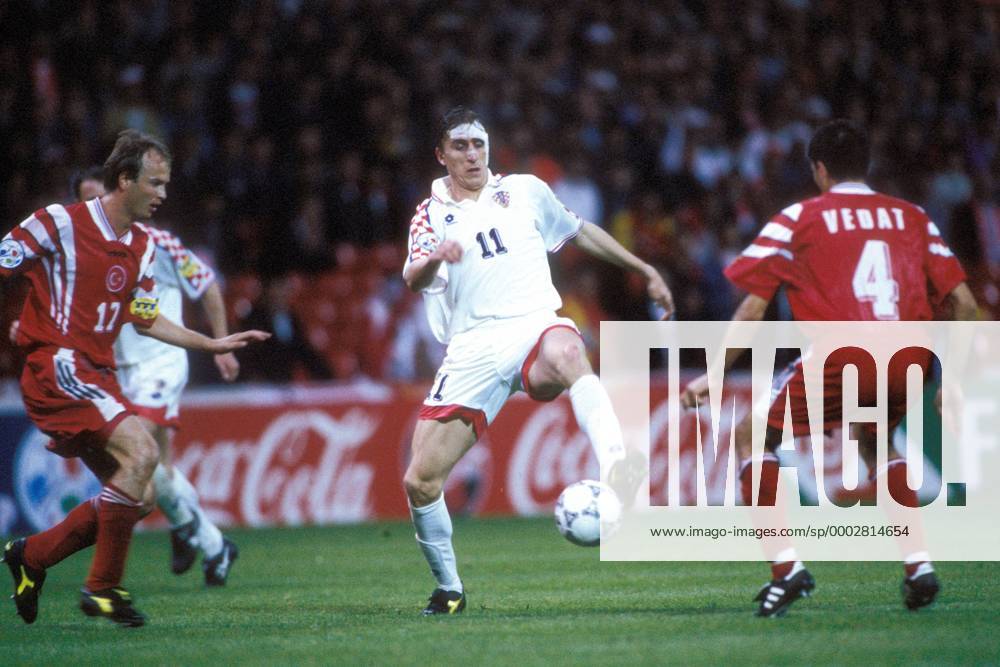 Alen Boksic (Kroatien, Mitte) am Ball, daneben Abdullah Ercan (li.) und Vedat Inceefe (beide Türkei) Fußball Länderspiel Herren EM 1996, Nationalmannschaft, Nationaltrikot, Gruppe D, Kroatien - Türkei 1:0 Gruppe Nottingham Dynamik, Fußball Länderspiel Herren EM 1996, Nationalmannschaft, Nationaltrikot, Gruppe D, Kroatien - Türkei 1:0 Gruppe Nottingham Dynamik,
