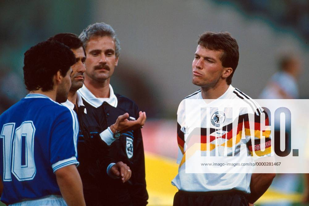 Lothar Matthäus (Deutschland, re.) und Diego Armando Maradona (Argentinien) beobachten Schiedsrichter Codesal Mendez (Mexiko) beim Münzwurf, daneben Linienrichter Michal Listkiewicz (Polen) Fußball WM Herren Weltmeisterschaft 1990, Finale, Länderspiel, Nationalmannschaft, Nationalteam, Nationaltrikot Gruppe Stadio Olimpico, Olympiastadion Rom