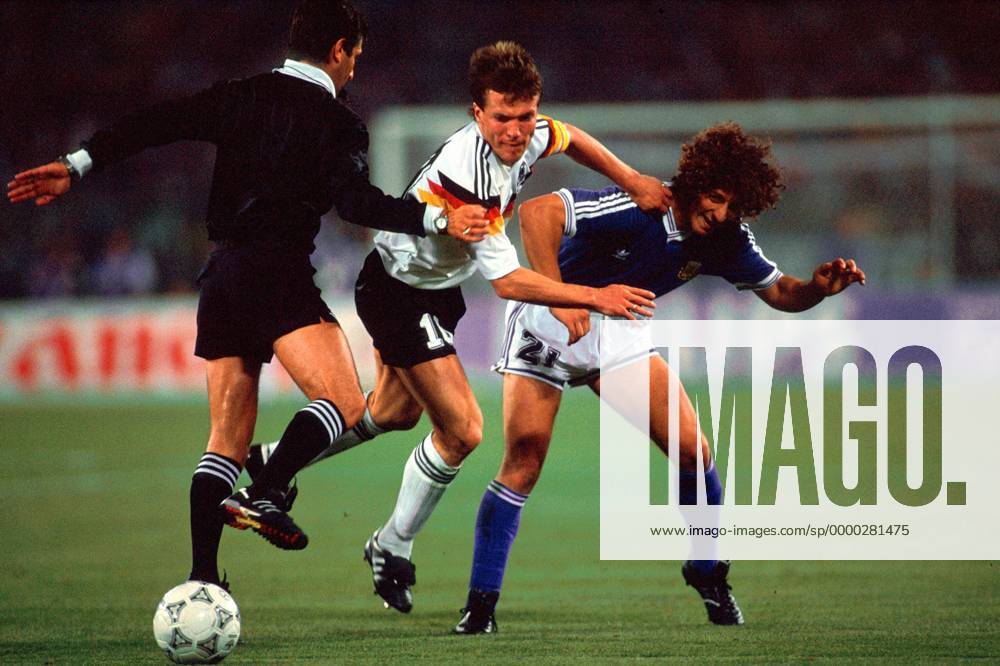 Lothar Matthäus (Deutschland, Mitte) im Duell mit Pedro Antonio Troglio (Argentinien), daneben Schiedsrichter Ernesto Codesal Mendez (Mexiko) Fußball WM Herren Weltmeisterschaft 1990, Finale, Länderspiel, Nationalmannschaft, Nationalteam, Nationaltrikot Gruppe Stadio Olimpico, Olympiastadion Rom Dynamik, Kampf,
