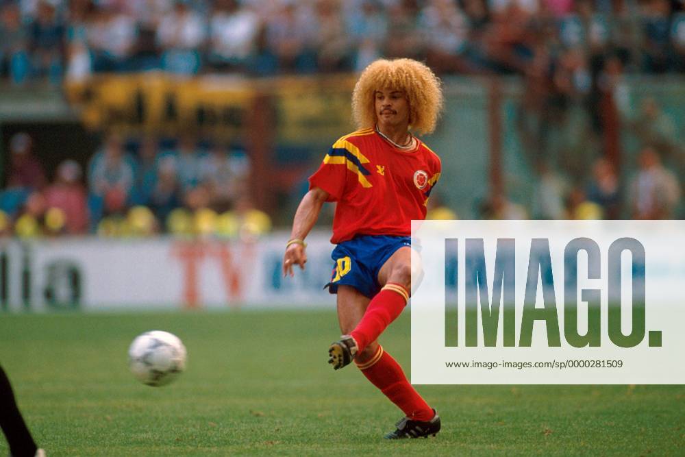 Carlos Valderrama (Kolumbien) zieht ab Fußball WM Herren Weltmeisterschaft 1990, Gruppe D, Gruppenspiel, Länderspiel, Nationalmannschaft, Nationalteam Einzelbild Stadio Giuseppe Meazza, San Siro Mailand Dynamik,