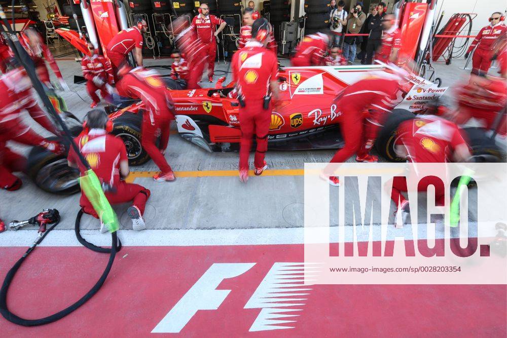 Formel 1, GP von Russland SOCHI, RUSSIA - APRIL 27, 2017: Scuderia Ferrari F1 team mechanics in a paddock area at the Sochi Autodrom racing circuit ahead of the 2017 Formula One Russian Grand Prix. Vyacheslav Prokofyev TASS TS049DE4
