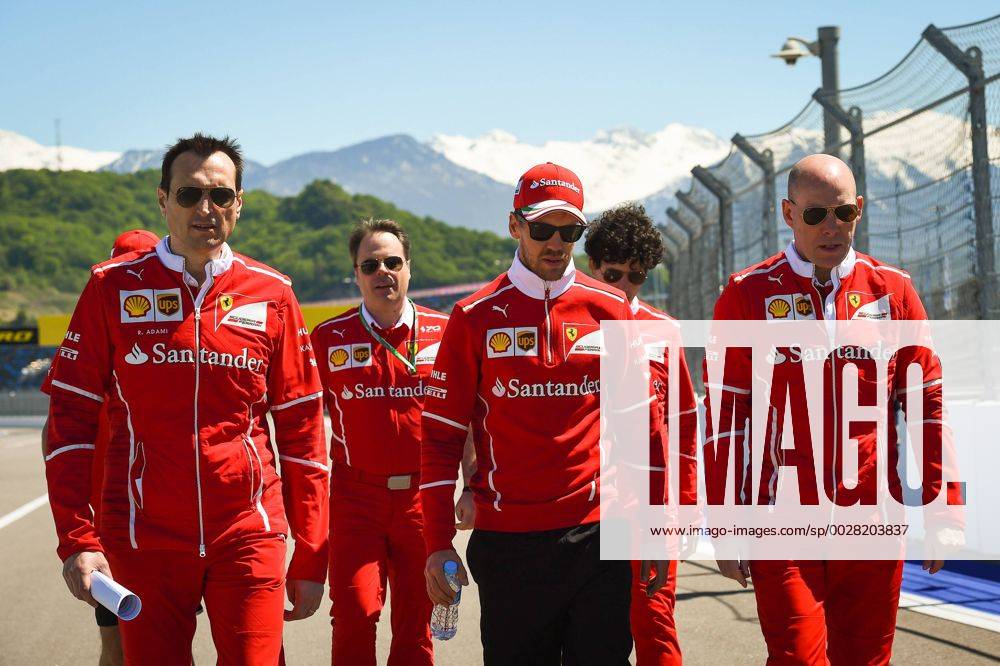 Sebastian Vettel (Scuderia Ferrari) bei der Streckenbesichtigung mit Teammitgliedern, Grosser Preis von Russland 2017, Media Day, Motorsport, Formel 1, 27.04.2017, Sotschi