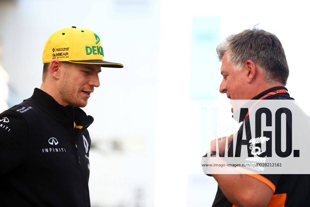 Russian Grand Prix, Sochi 27 - 30 April 2017 28.04.2017 - Nico Hulkenberg (GER) Renault F1 Team RS17 and Otmar Szafnauer (USA) Sahara Force India F1 Chief Operating Officer