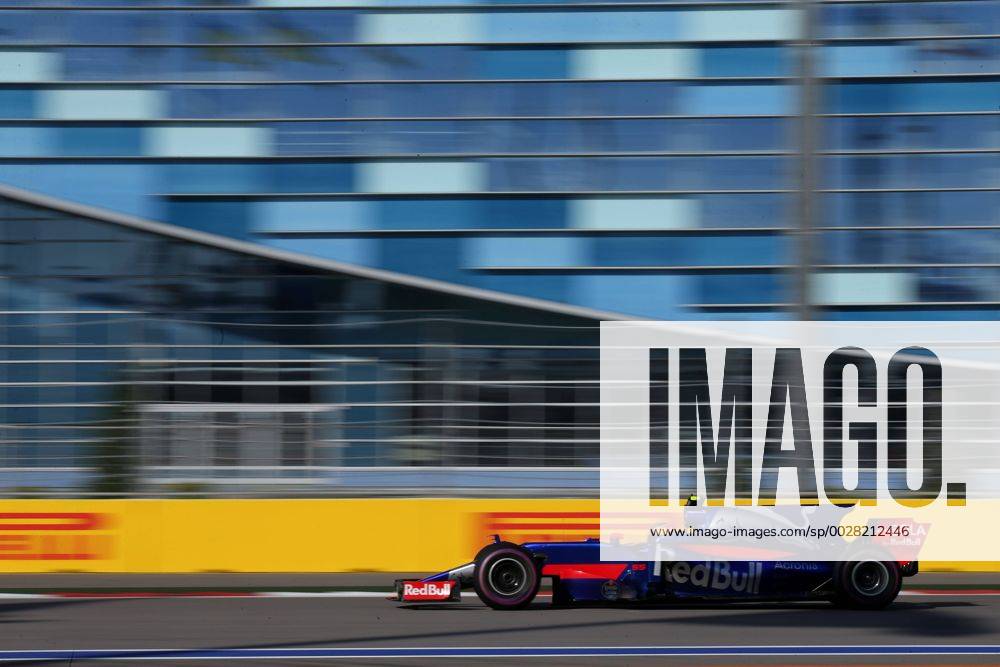 Motorsports: FIA Formula One World Championship WM Weltmeisterschaft 2017, Grand Prix of Russia, 55 Carlos Sainz (ESP, Scuderia Toro Rosso), Sotschi Russia ZWEIx