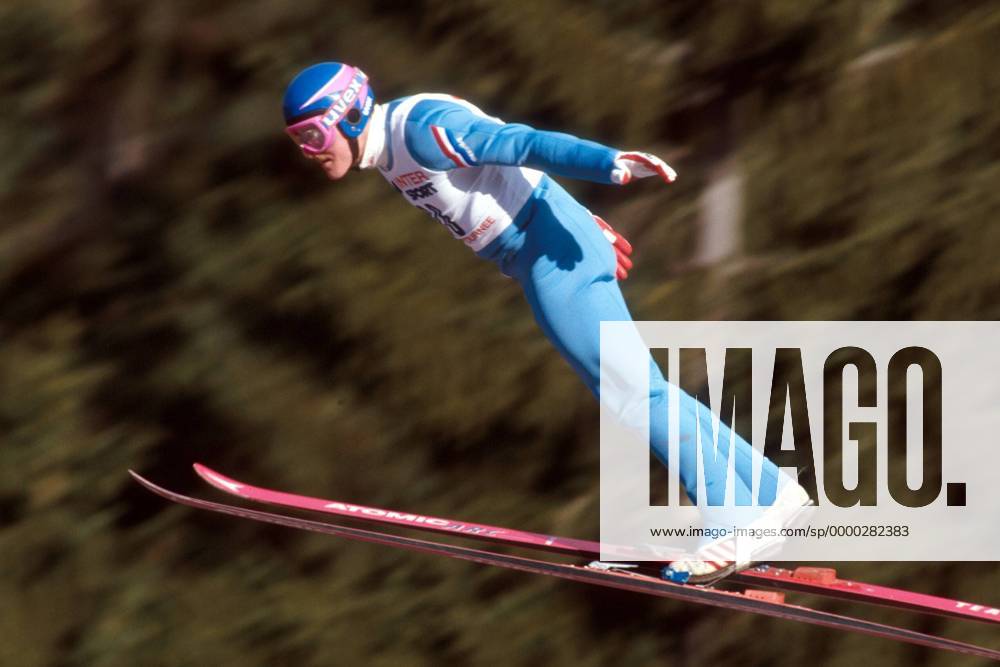 Michael Eddie The Eagle Edwards (Großbritannien) in der Luft Skispringen Herren Vierschanzentournee 1989, Vierschanzen-Tournee, 4-Schanzentournee, Vier-Schanzen, Ski Nordisch, Vdia Einzelbild Schattenbergschanze Oberstdorf Dynamik