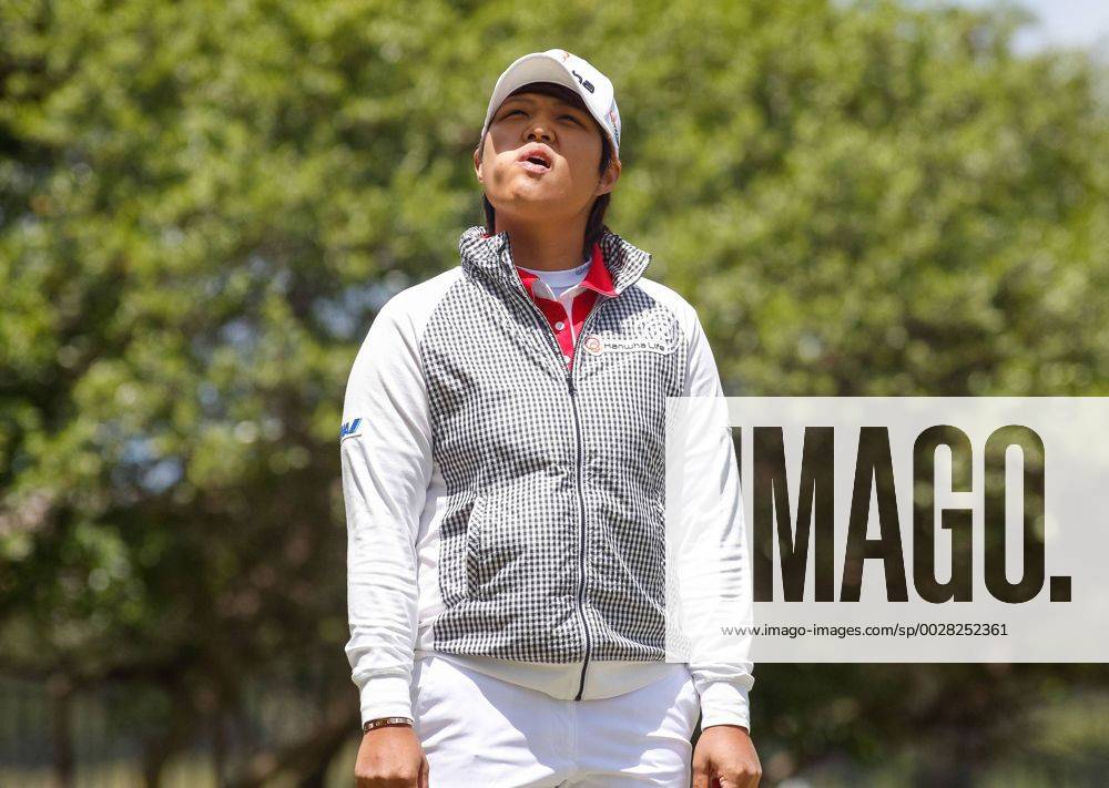 Irving, TX, USA - Haru Nomura checks out the wind prior to teeing off on the second hole during the final round of the Volunteers of America Texas Shootout on Sunday, April 30, 2017 at Las Colinas Country Club in Irving, Texas. Final Round of the LPGA Golf Damen Texas Shootout - ZUMAm67_ 20170430_zaf_m67_126