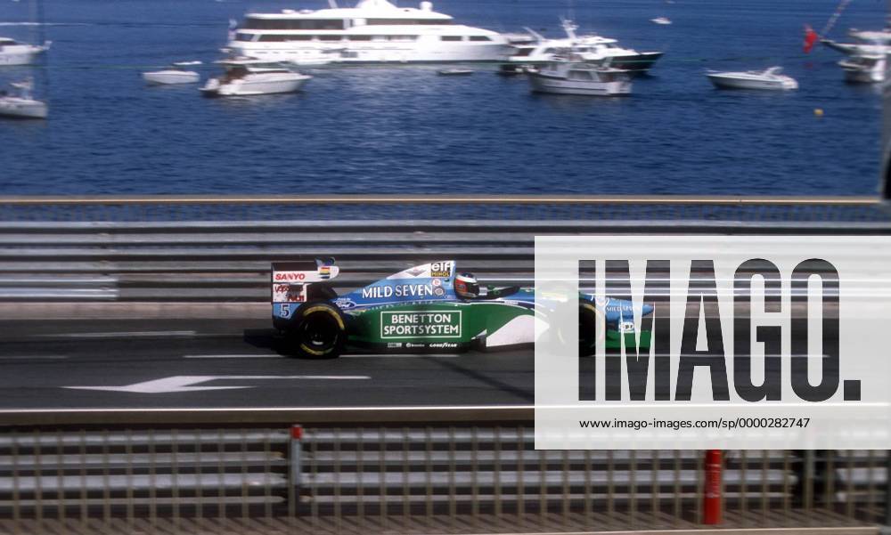 Michael Schumacher (Deutschland Benetton Ford) fährt in seinem Boliden am Hafen vorbei Motorsport Grand Prix Herren Großer Preis von Monaco 1994, Formel 1, Weltmeisterschaft, F1, F, GP, Vdia Totale Monte Carlo Dynamik