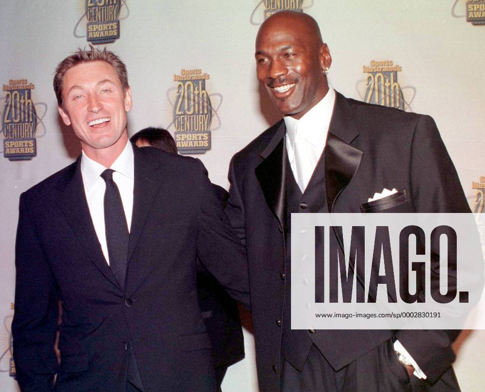 Michael Jordan (re.) und Wayne Gretzky (beide USA) werden von der Zeitschrift Sports Illustrated als Beste Sportler des 20. Jahrhunderts in ihrer jeweiligen Sportart ausgezeichnet - (NYP99120316) Basketball Herren Preisverleihung 1999, Auszeichnung, Spielerauszeichnung, Ehrung, Spielerehrung Gruppe New York, NY, N Y Freude, Basketball Herren Preisverleihung 1999, Auszeichnung, Spielerauszeichnung, Ehrung, Spielerehrung Gruppe New York, NY, N Y Freude,