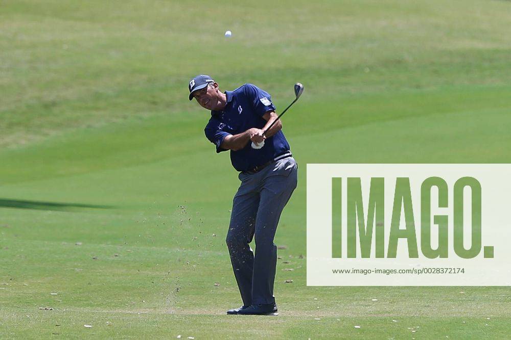 Ponte Vedra Beach, Florida, United States - Matt Kuchar chips on to the 9th green during the second round of The PLAYERS Championship at TPC Sawgrass. Golf 2017: The PLAYERS Championship - Round 2 - ZUMAw109 20170512_zap_w109_002