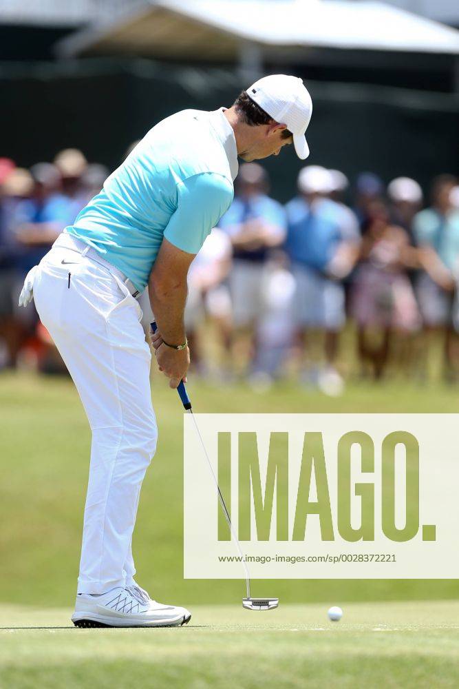 Ponte Vedra Beach, Florida, United States - Rory McIlroy putts the 9th green during the second round of The PLAYERS Championship at TPC Sawgrass. Golf 2017: The PLAYERS Championship - Round 2 - ZUMAw109 20170512_zap_w109_010