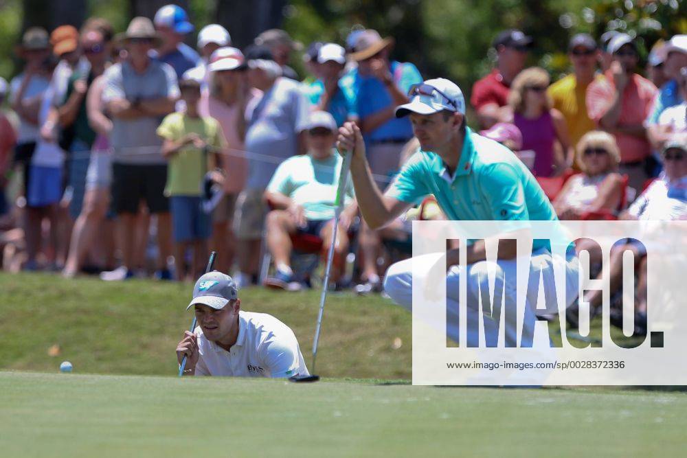 Ponte Vedra Beach, Florida, United States - Martin Kaymer (L) and Justin Rose line up putts on the 9th green during the second round of The PLAYERS Championship at TPC Sawgrass. Golf 2017: The PLAYERS Championship - Round 2 - ZUMAw109 20170512_zap_w109_043