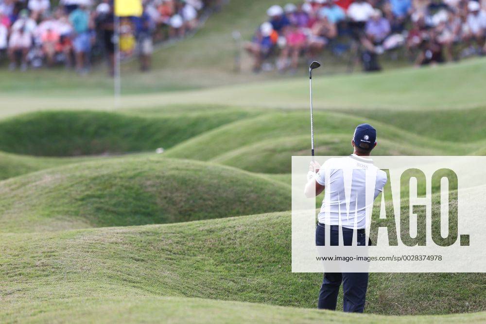 Ponte Vedra Beach, Florida, United States - Henrik Stenson hits out of a bunker on the 18th hole during the second round of The PLAYERS Championship at TPC Sawgrass. Golf 2017: The PLAYERS Championship - Round 2 - ZUMAw109 20170512_zap_w109_093