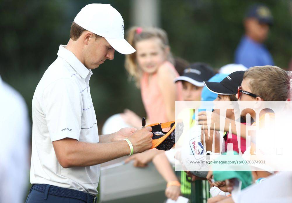 Ponte Vedra Beach, Florida, United States - Jordan Spieth signs autographs for kids after the second round of The PLAYERS Championship at TPC Sawgrass. Golf 2017: The PLAYERS Championship - Round 2 - ZUMAw109 20170512_zap_w109_106