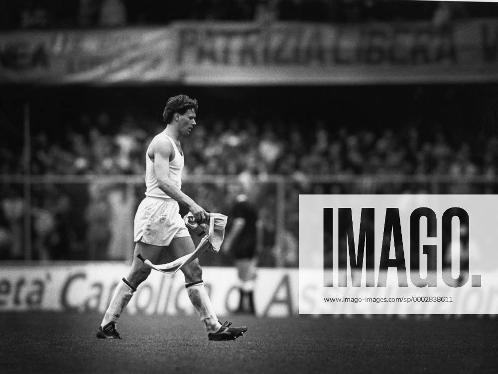 Marco van Basten (AC Mailand) - Abgang im Unterhemd nach seinem Platzverweis - Fußball Herren Serie A 1987 1988, 1. Italienische Liga, AC Mailand, Milan, Vneg Vsw Einzelbild Aufnahmedatum geschätzt Fußball Herren Serie A 1987 1988, 1. Italienische Liga, AC Mailand, Milan, Vneg Vsw Einzelbild Aufnahmedatum geschätzt