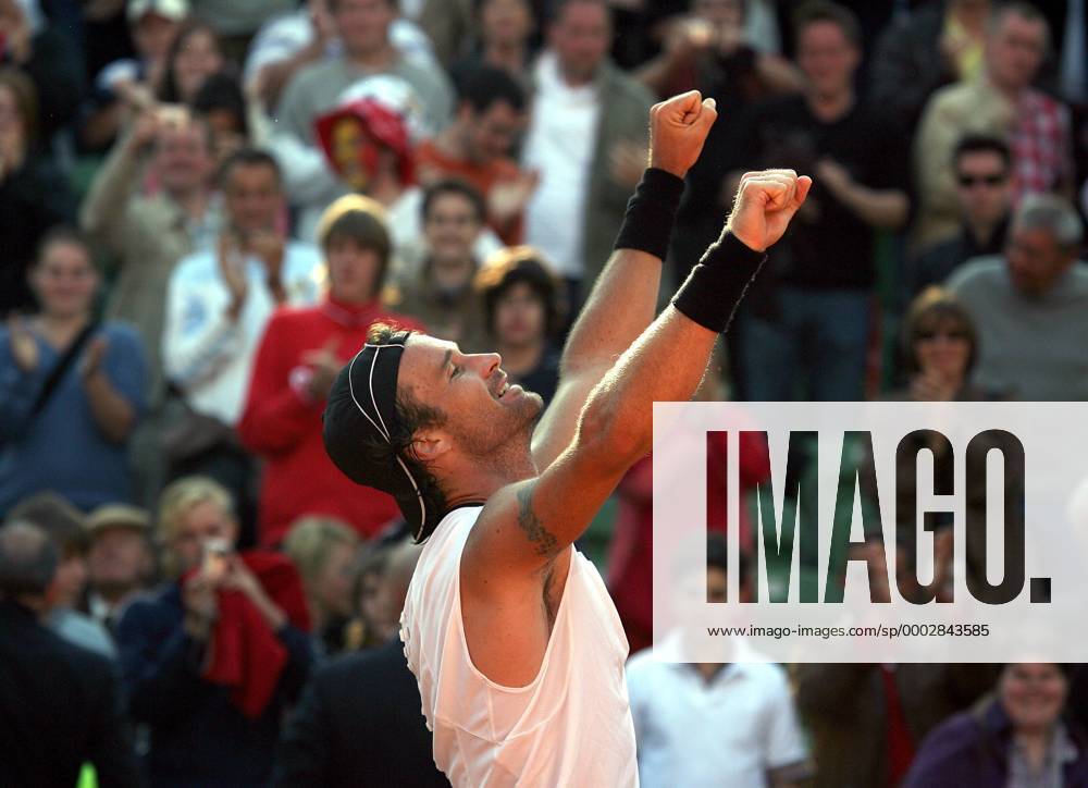 Carlos Moya (Spanien) - Schlussjubel Tennis Herren Masters Series Hamburg 2007, ATP Tour Einzelbild Am Hamburger Rothenbaum Hamburg Glück Freude, Tennis Herren Masters Series Hamburg 2007, ATP Tour Einzelbild Am Hamburger Rothenbaum Hamburg Glück Freude,