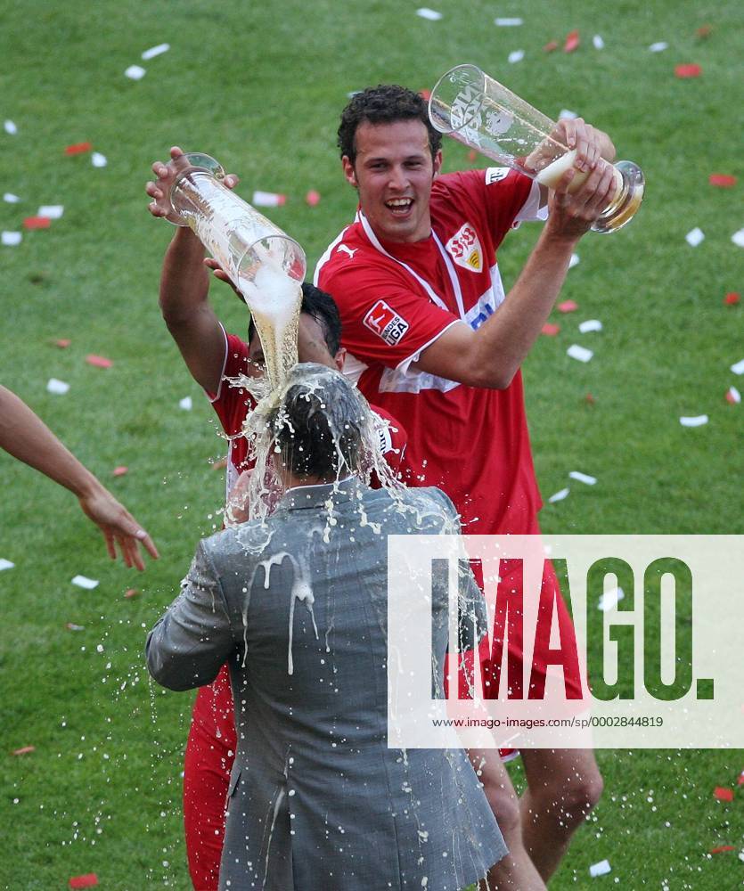 Marco Streller (re.) und Antonio da Silva (Mitte) verpassen Trainer Armin Veh die obligatorische Bierdusche - Stuttgart ist deutscher Meister 2006 2007 Fußball 1. BL Herren Saison 2006 2007, VFB Stuttgart Gruppe Stuttgart Freude, Komik, Fußball 1. BL Herren Saison 2006 2007, VFB Stuttgart Gruppe Stuttgart Freude, Komik,