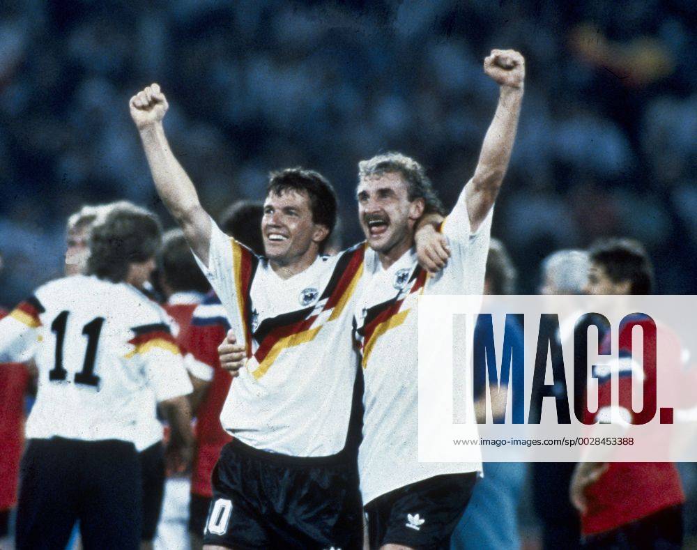 Weltmeisterschaft 1990 Finale in Rom. Lothar Matthaeus (l.) und Rudi Voeller jubeln nach dem WM-Gewinn. HM