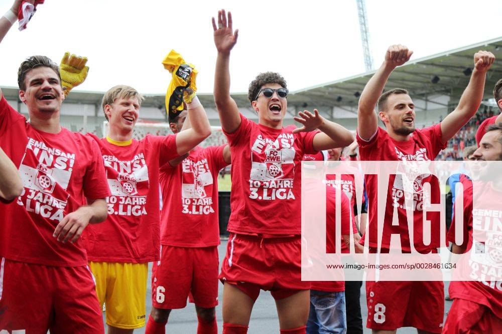 - SPORT GER, 3.Liga, FC Rot Weiss Erfurt vs Sonnenhof Grossaspach 20.05.17 , Erfurt, Steigerwaldstadion, Multifunktionsarena, Arena Erfurt, GER, 3.Liga, Saison 2016 2017, 38.Spieltag, FC Rot Weiss Erfurt vs Sonnenhof Grossaspach im Bild Schlussjubel Erfurt, hier u.a. Christopher Bieber, Torwart Philipp Klewin, Samir Benamar, Liridon Vocaj