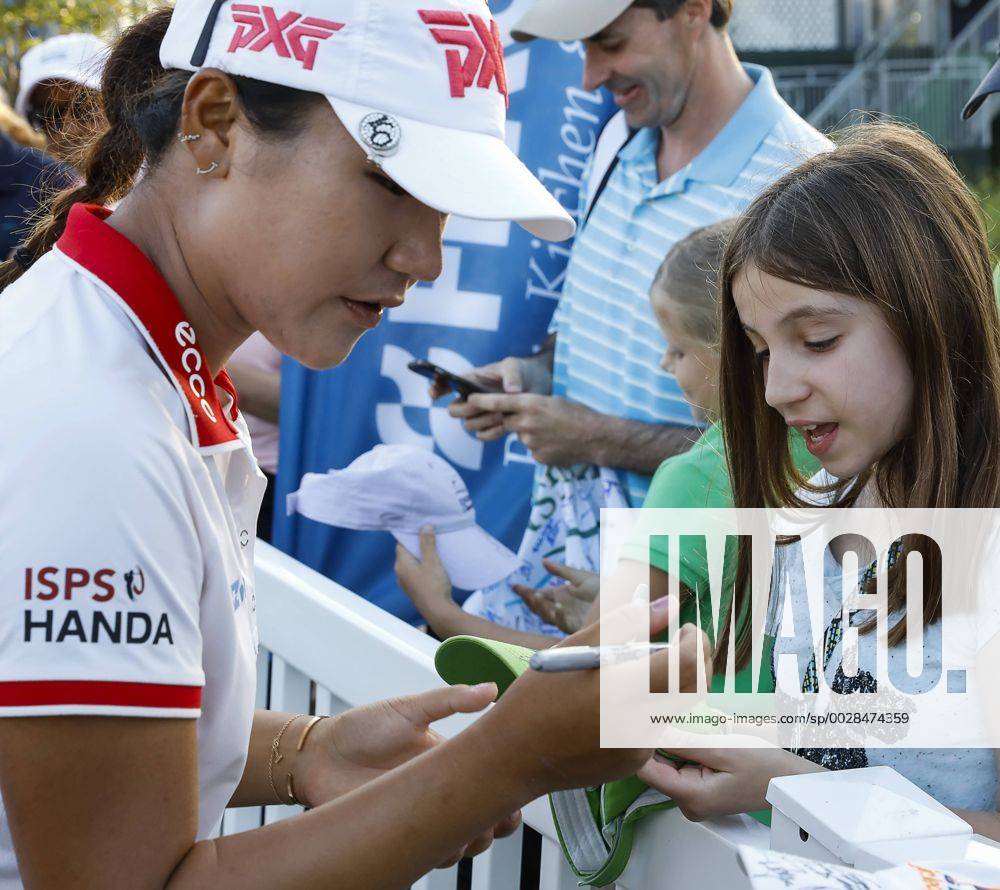 Lydia Ko signs a fans hat after the third round of the Kingsmill Championship on the Kingsmill Resort River Course in Williamsburg, Virginia. CSM LPGA Golf Damen 2017: Kingsmill Championship MAY 20 - ZUMAc04_ 20170520_zaf_c04_039