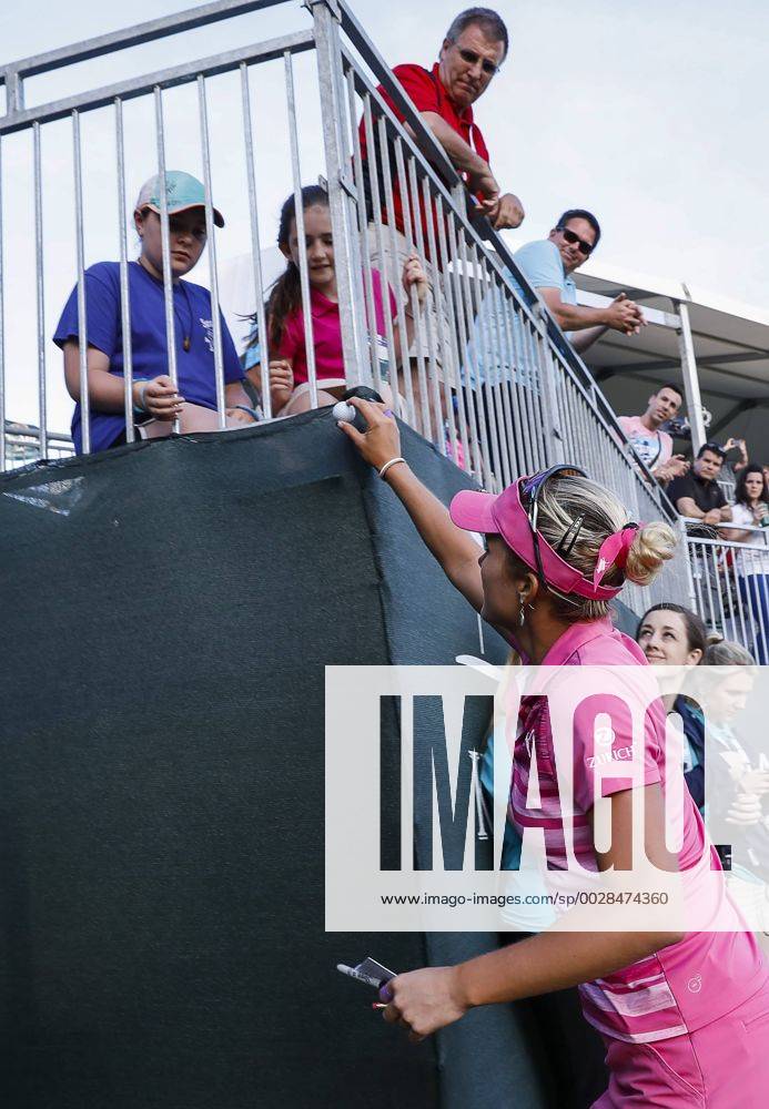 Lexi Thompson hands her ball to kids in the stands after the third round of the Kingsmill Championship on the Kingsmill Resort River Course in Williamsburg, Virginia. CSM LPGA Golf Damen 2017: Kingsmill Championship MAY 20 - ZUMAc04_ 20170520_zaf_c04_040