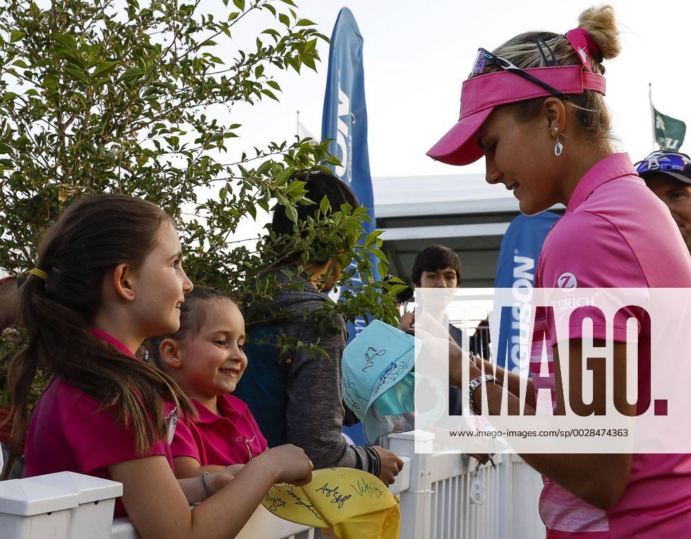 Lexi Thompson signs a fans hat after the third round of the Kingsmill Championship on the Kingsmill Resort River Course in Williamsburg, Virginia. CSM LPGA Golf Damen 2017: Kingsmill Championship MAY 20 - ZUMAc04_ 20170520_zaf_c04_043