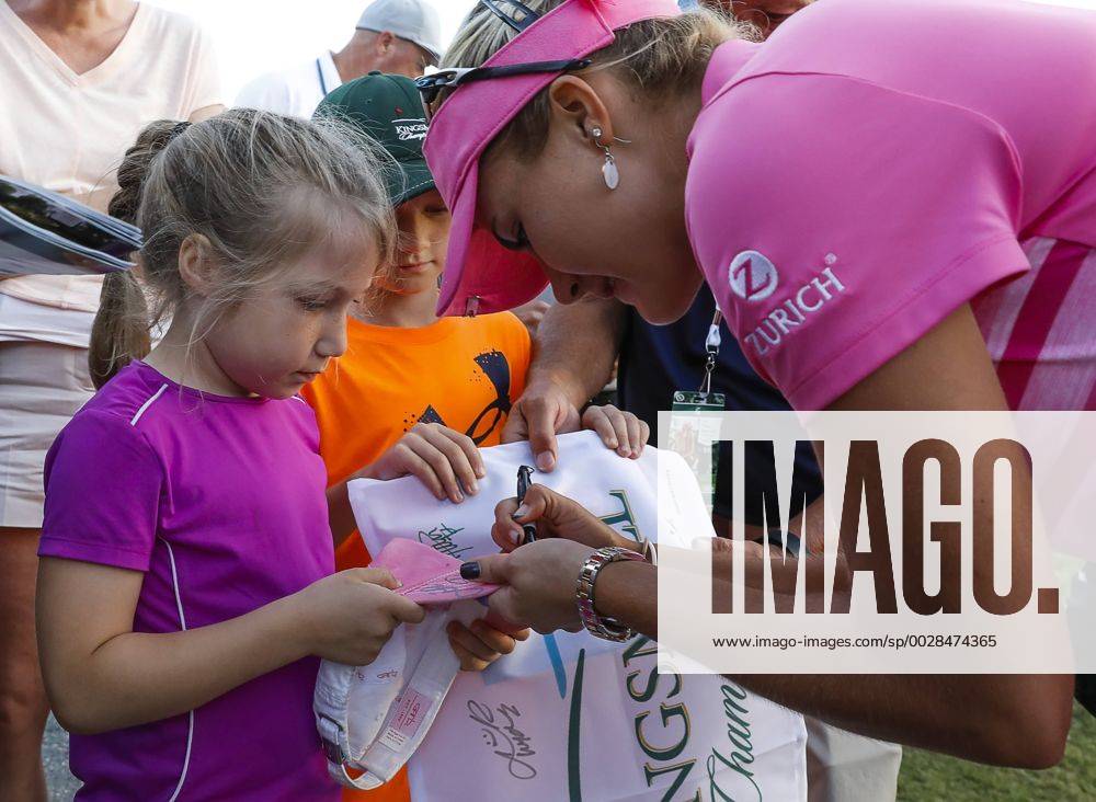 Lexi Thompson signs a little fans hat after the third round of the Kingsmill Championship on the Kingsmill Resort River Course in Williamsburg, Virginia. CSM LPGA Golf Damen 2017: Kingsmill Championship MAY 20 - ZUMAc04_ 20170520_zaf_c04_045