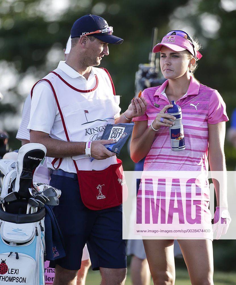 Lexi Thompson snakes with her caddie before finishing on the 18th hole during the third round of the Kingsmill Championship on the Kingsmill Resort River Course in Williamsburg, Virginia. CSM LPGA Golf Damen 2017: Kingsmill Championship MAY 20 - ZUMAc04_ 20170520_zaf_c04_080