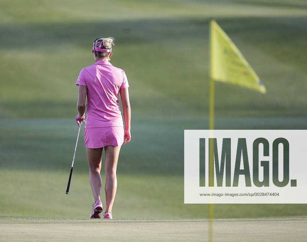 Lexi Thompson walks back to her ball just off of the 18th green during the third round of the Kingsmill Championship on the Kingsmill Resort River Course in Williamsburg, Virginia. CSM LPGA Golf Damen 2017: Kingsmill Championship MAY 20 - ZUMAc04_ 20170520_zaf_c04_084
