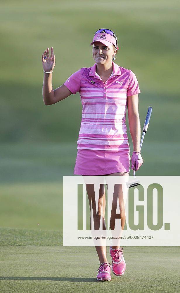 Lexi Thompson waves to the crowd as she is announced onto he 18th green during the third round of the Kingsmill Championship on the Kingsmill Resort River Course in Williamsburg, Virginia. CSM LPGA Golf Damen 2017: Kingsmill Championship MAY 20 - ZUMAc04_ 20170520_zaf_c04_087