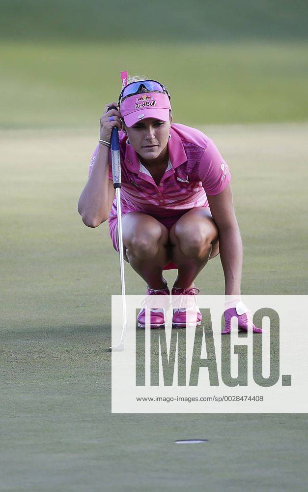 Lexi Thompson lines up her putt during the third round of the Kingsmill Championship on the Kingsmill Resort River Course in Williamsburg, Virginia. CSM LPGA Golf Damen 2017: Kingsmill Championship MAY 20 - ZUMAc04_ 20170520_zaf_c04_088