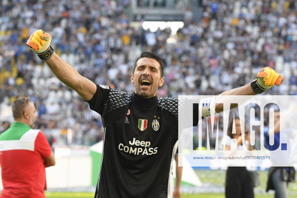 Fußball, Juventus Turin feiert italienische Meisterschaft May 21st 2017, Turin, Piedmont, Italy; Seria A football, Juventus versus Crotone; Gianluigi Buffon sings with his supporters as his side celebrate winning the title xPierpaoloxPiciuccox ActionPlus11882258