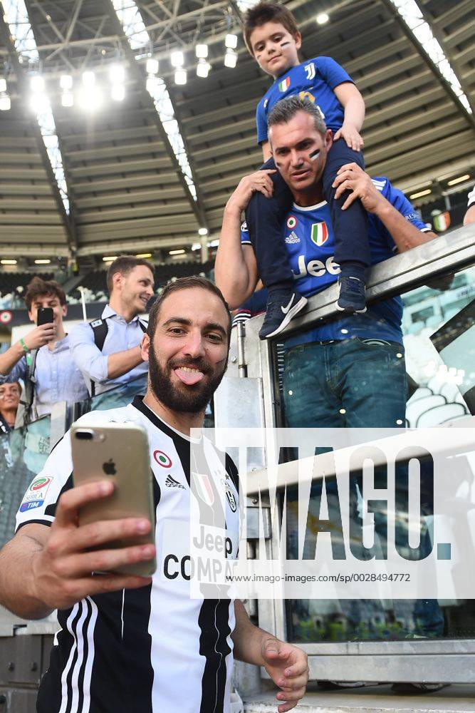 - SPORT Fußball, Juventus Turin feiert italienische Meisterschaft Mg Torino 21 05 2017 - campionato di calcio serie A Juventus-Crotone foto Matteo Gribaudi Image nella foto: Gonzalo Hguain tifosi