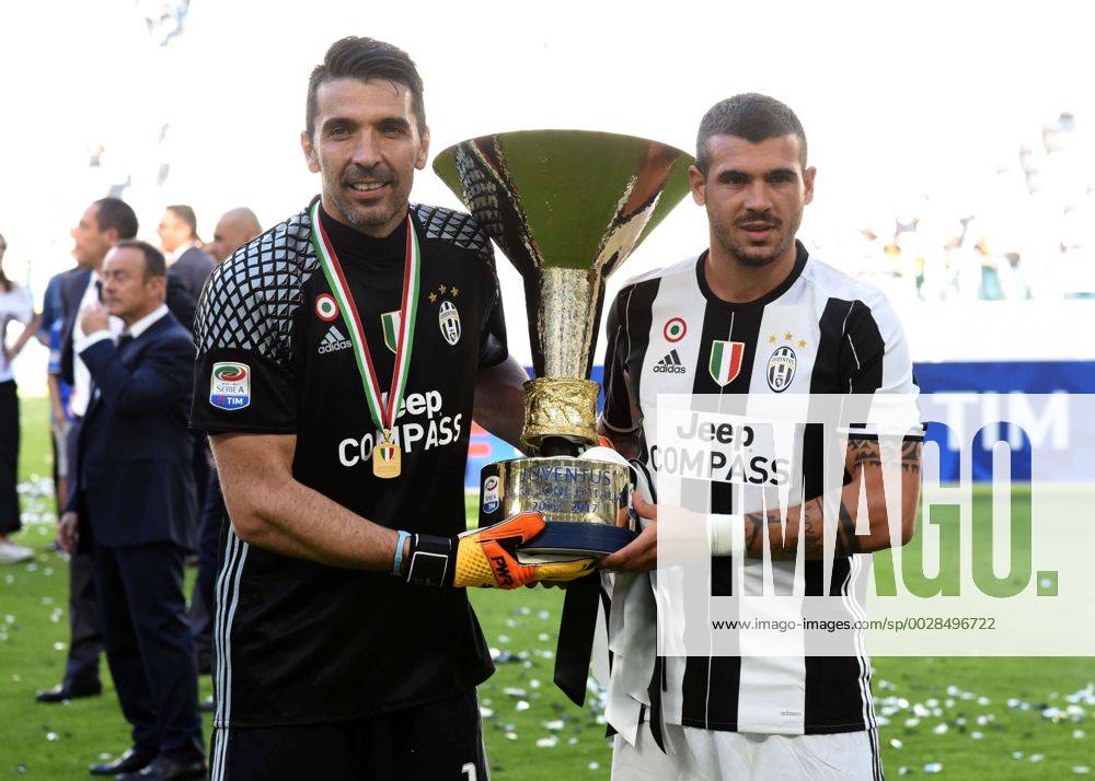 Fußball, Juventus Turin feiert italienische Meisterschaft IPP20170521 Football - soccer: Serie A, Juventus Turin - Juventus Turin, gianluigi buffon e stefano sturaro con la coppa (Hinweis: Verwendung nur in Deutschland - only Germany) ZWEIx PhotoxPressx