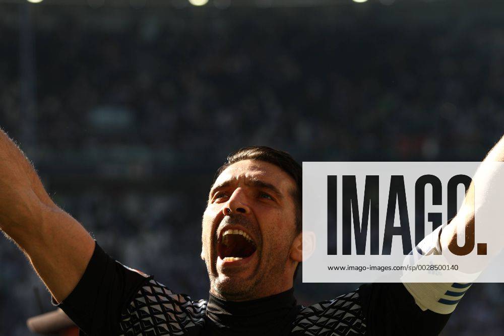 Fußball, Juventus Turin feiert italienische Meisterschaft May 21, 2017 - Turin, Italy - Juventus goalkeeper Gianluigi Buffon (1) celebrates victory after the Serie A football match n.37 JUVENTUS - CROTONE on 21 05 2017 at the Juventus Stadium in Turin, Italy. Juventus FC v FC Crotone - Serie A - ZUMAn230 20170521_zaa_n230_319