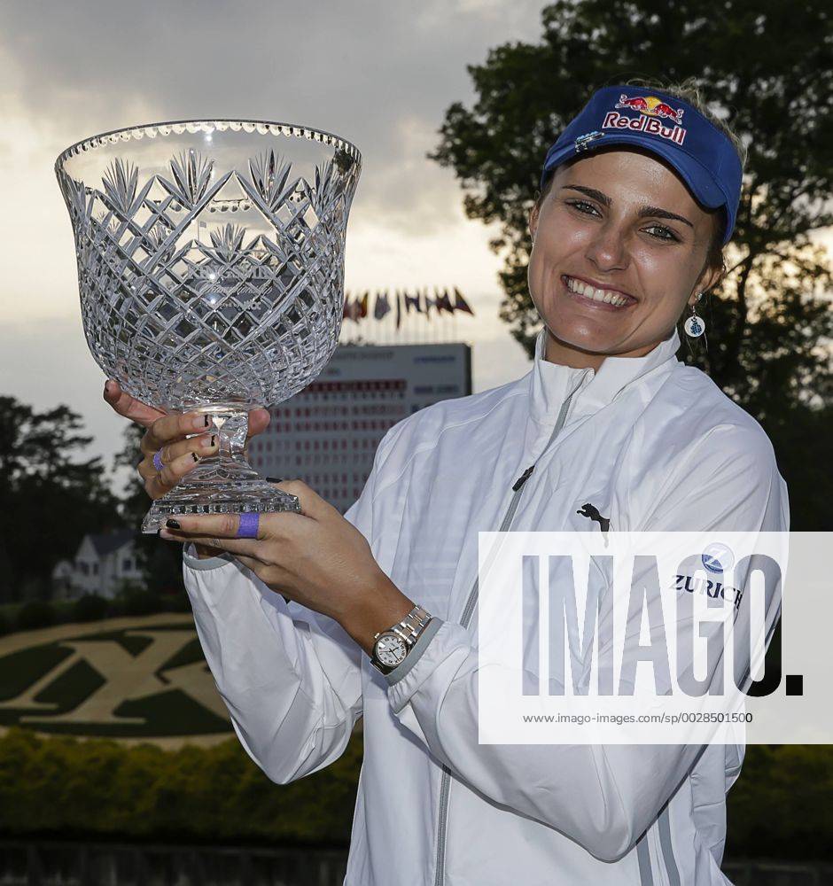 Lexi Thompson with trophy after the final round of the Kingsmill Championship on the Kingsmill Resort River Course in Williamsburg, Virginia. CSM LPGA Golf Damen 2017: Kingsmill Championship Final Round MAY 21 - ZUMAc04_ 20170521_zaf_c04_089