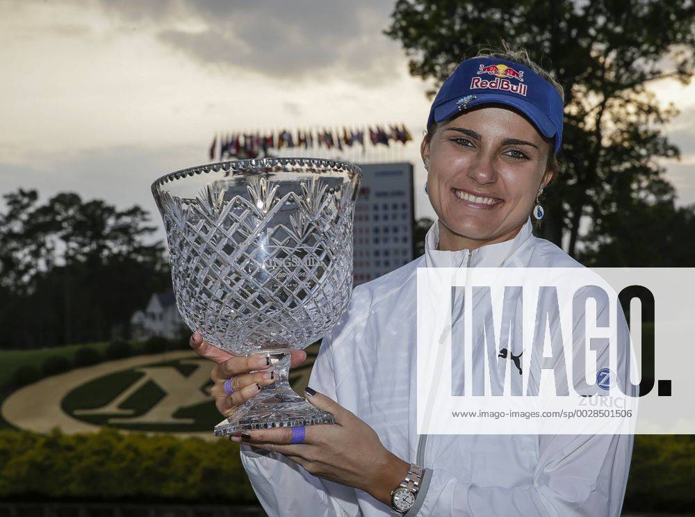 Lexi Thompson with trophy after the final round of the Kingsmill Championship on the Kingsmill Resort River Course in Williamsburg, Virginia. CSM LPGA Golf Damen 2017: Kingsmill Championship Final Round MAY 21 - ZUMAc04_ 20170521_zaf_c04_095