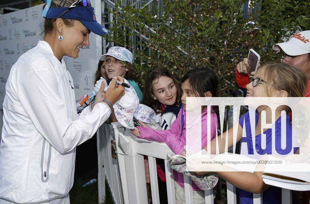 Lexi Thompson signs a fans hat after the final round of the Kingsmill Championship on the Kingsmill Resort River Course in Williamsburg, Virginia. CSM LPGA Golf Damen 2017: Kingsmill Championship Final Round MAY 21 - ZUMAc04_ 20170521_zaf_c04_098
