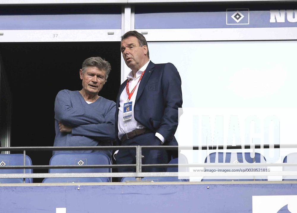 Foto : Peter Nogly (HSV) und Heribert Bruchhagen , rechts Fussball 1. Bundesliga , am Sa. 08.04.2017 HSV - Hoffenheim 2 - 1