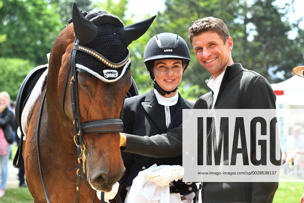 Thomas MUELLER (MÜLLER,Bayern Muenchen) mit Ehefrau Lisa MUELLER und Pferd Anne Beth nach Dressurpruefung Kl.S. Pferd International 2017 2017 am 25.05.2017 in Muenchen-Riem