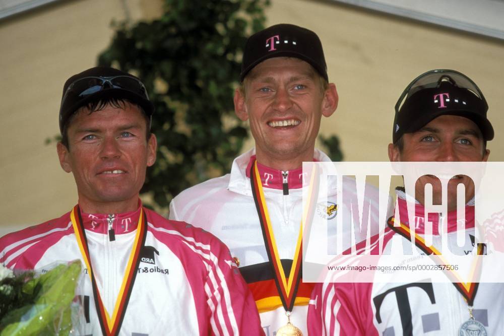 Siegerehrung Deutsche Meisterschaft 2000: Deutscher Meister Rolf Aldag (Mitte) zwischen dem 2. Steffen Wesemann (re.) und Udo Bölts (alle Deutschland alle Team Telekom) Radsport LM Herren Deutsche Meisterschaft 2000, DM, Landesmeisterschaft, Straßenradsport, Straße, Rad, Gruppe Heppenheim Freude, Radsport LM Herren Deutsche Meisterschaft 2000, DM, Landesmeisterschaft, Straßenradsport, Straße, Rad, Gruppe Heppenheim Freude,