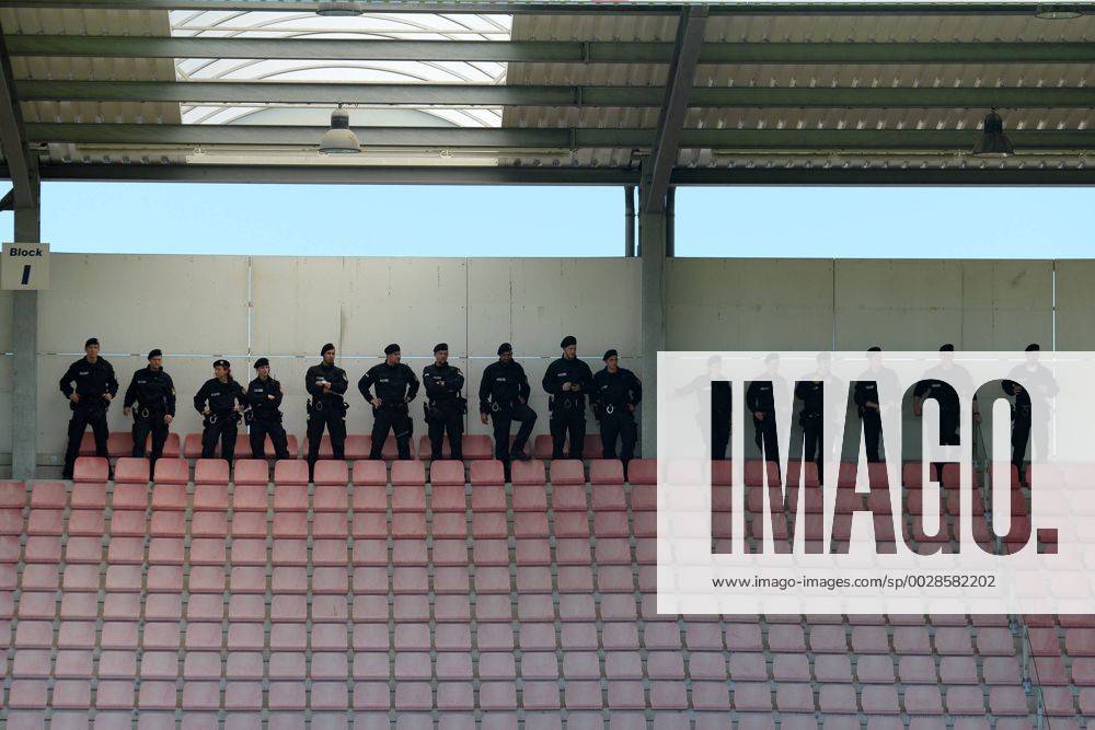 Fußball, Stadiongeschichte SpVgg Unterhaching Eine Polizeistaffel, viele Polizisten verfolgen das Spiel von der leeren Tribüne aus, Sicherheit, Polizei,, Fussball, Relegation zur 3. Liga, SpVgg Unterhaching - SV Elversberg,