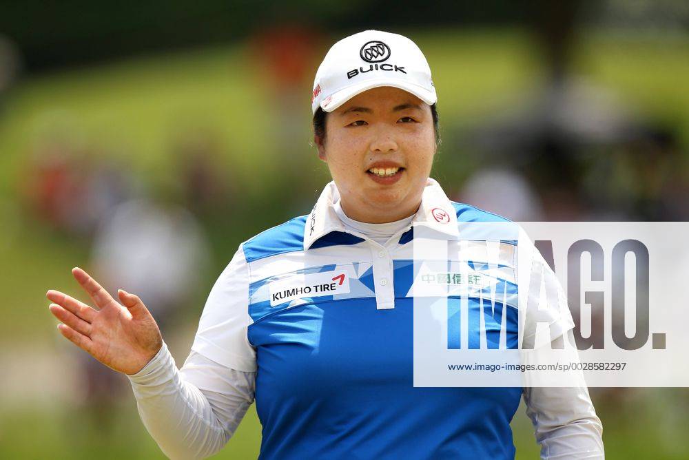 Ann Arbor, Michigan, United States - Shanshan Feng of China acknowledge the gallery on the 18th green during the final round of the Volvik Championship held at Travis Pointe Country Club, Ann Arbor, MI, USA Sunday, May 28, 2017. LPGA Golf Damen Volvik Championship - ZUMAn230 20170528_zaa_n230_263