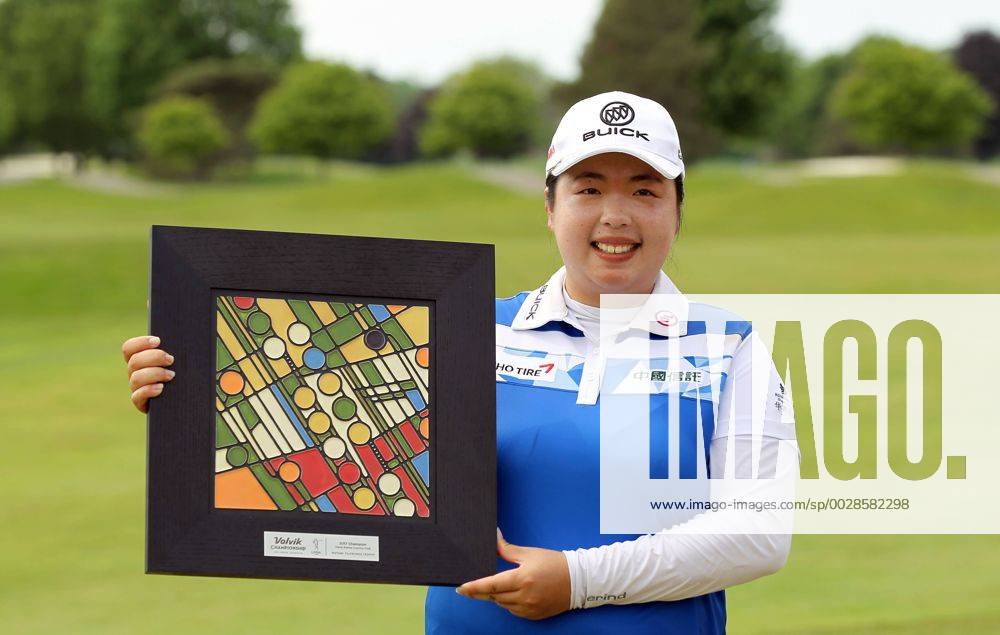 Ann Arbor, Michigan, United States - Shanshan Feng of China holds up the trophy after winning the the Volvik Championship during the final round of the Volvik Championship held at Travis Pointe Country Club, Ann Arbor, MI, USA Sunday, May 28, 2017. LPGA Golf Damen Volvik Championship - ZUMAn230 20170528_zaa_n230_265
