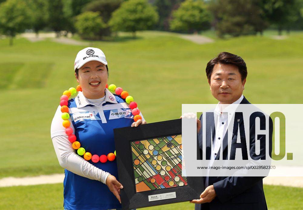 Ann Arbor, Michigan, United States - Shanshan Feng of China and Kyung Ahn Moon, Chairman of Volvik INC pose for a photo after winning the Volvik Championship at Travis Pointe Country Club, Ann Arbor, MI, USA Sunday, May 28, 2017. LPGA Golf Damen Volvik Championship - ZUMAn230 20170528_zaa_n230_273
