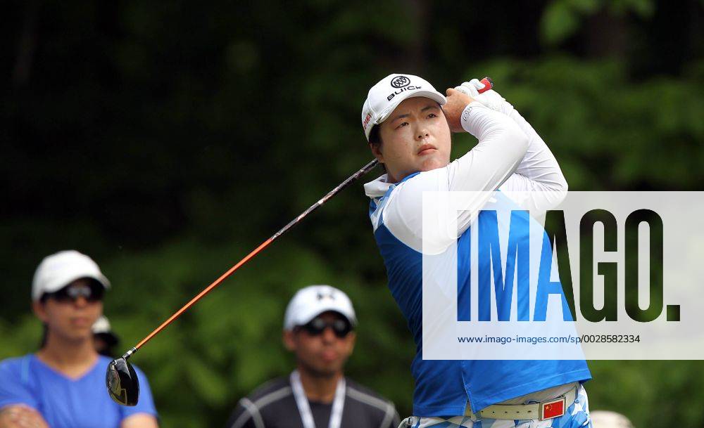 Ann Arbor, Michigan, United States - Shanshan Feng of China tees off on the 8th tee during the final round of the LPGA Golf Damen Volvik Championship at Travis Pointe Country Club, Ann Arbor, MI, USA Sunday, May 28, 2017. LPGA Volvik Championship - ZUMAn230 20170528_zaa_n230_279