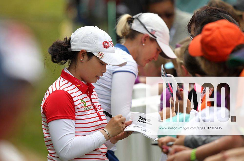 Ann Arbor, Michigan, United States - Moriya Jutanugarn of Thailand gives some autograp after finishing the final round of the LPGA Golf Damen Volvik Championship at Travis Pointe Country Club, Ann Arbor, MI, USA Sunday, May 28, 2017. LPGA Volvik Championship - Final Round - ZUMAn230 20170528_zaa_n230_310