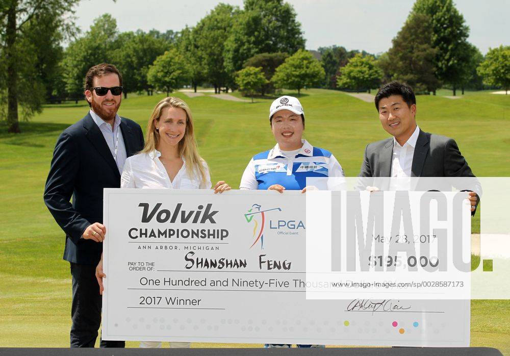 Ann Arbor, Michigan, United States - Shanshan Feng of China is presented with a check after winning the Volvik Championship during the final round of the Volvik Championship held at Travis Pointe Country Club, Ann Arbor, MI, USA Sunday, May 28, 2017. LPGA Golf Damen Volvik Championship - Final Round - ZUMAn230 20170528_zaa_n230_743