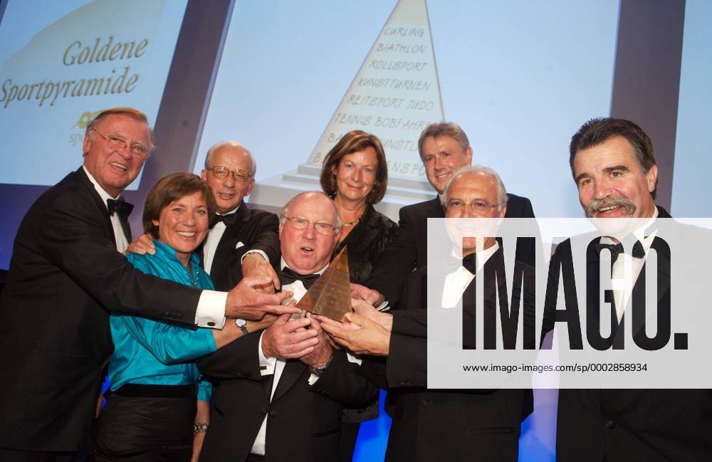 Bundestrainer Heiner Brand (re.) präsentiert seine Goldene Pyramide in Anwesenheit der bisherigen Preisträger, v.li.: Manfred Germar, Rosi Mittermaier, Hans Guenter Winkler, Uwe Seeler, Ingrid Mickler Becker, Roland Matthes und Franz Beckenbauer Handball Goldene Sportpyramide 2007, Stiftung Deutsche Sporthilfe, Gala, Sportgala, Benefiz, Benefizgala, Gruppe Schwimmen, Berlin Freude, Handball Goldene Sportpyramide 2007, Stiftung Deutsche Sporthilfe, Gala, Sportgala, Benefiz, Benefizgala, Gruppe Schwimmen, Berlin Freude,