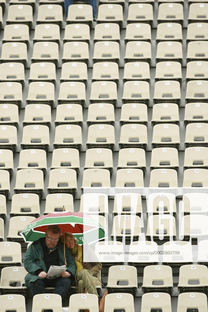 Paar sitzt aufgrund des schlechten Wetters einsam auf der Tribüne bei den French Open 2007 Tennis French Open 2007, Grand Slam, ATP, WTA Tour Totale Roland Garros Paris Leere, Tennis French Open 2007, Grand Slam, ATP, WTA Tour Totale Roland Garros Paris Leere,